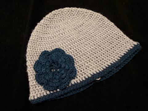 Kvačkana kapa siva z modro rožo 42