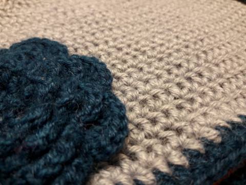 Kvačkana kapa siva z modro rožo 43