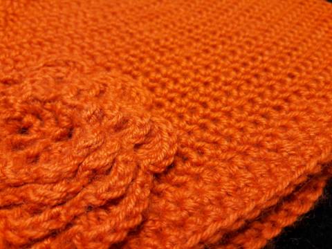 Kvačkana kapa Oranžka z rožo 47