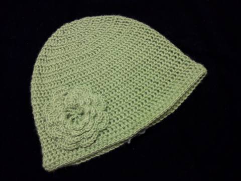 Kvačkana kapa Zelena z rožo 62