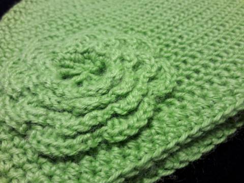 Kvačkana kapa Zelena z rožo 63