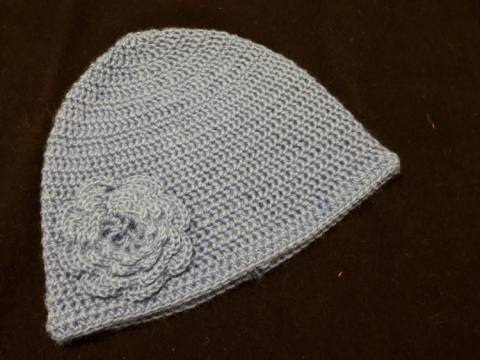 Kvačkana kapa Siva z rožo 75