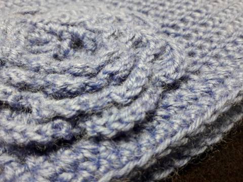 Kvačkana kapa Siva z rožo 76