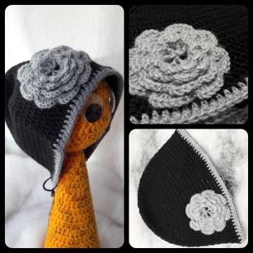 Kvačkana kapa Črna s sivo rožo 91