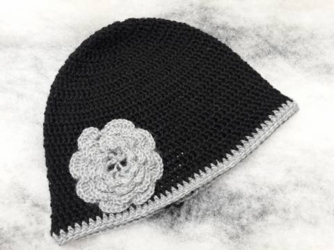 Kvačkana kapa Črna s sivo rožo 92