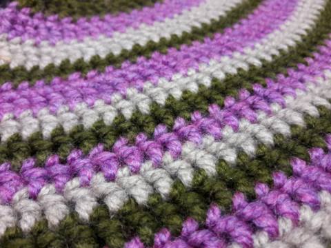 Kvačkana kapa lila, turkizna, sv.roza 129