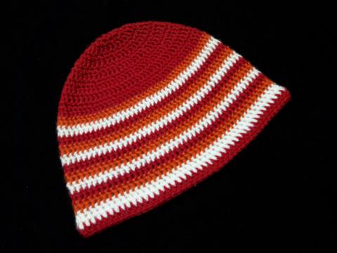 Kvačkana kapa rdeča, oranžna, bela 132